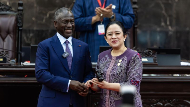 Ketua DPR RI Puan Maharani (kanan) dan Adama Bictogo dari Pantai Gading.