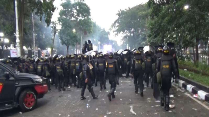 Kerusuhan pada demo May Day di Semarang, Jawa Tengah.