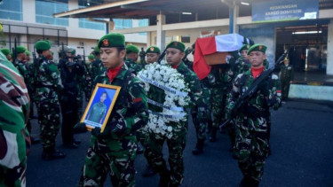 Prosesi pemakaman Pratu Afrio Setiawan, korban ledakan amunisi Garut, Jabar.