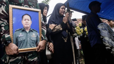 Prosesi pemakaman prajurit TNI korban ledakan amunisi di Garut, Jabar.