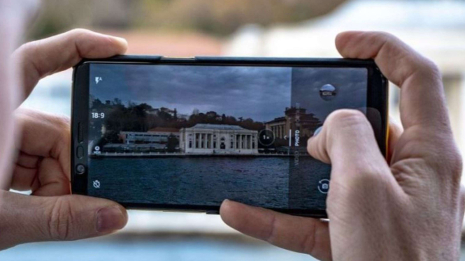 ilustrasi mengambil foto melalui smartphone