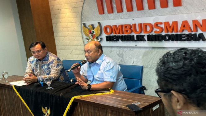 Anggota Ombudsman RI Yeka Hendra Fatika (kiri)