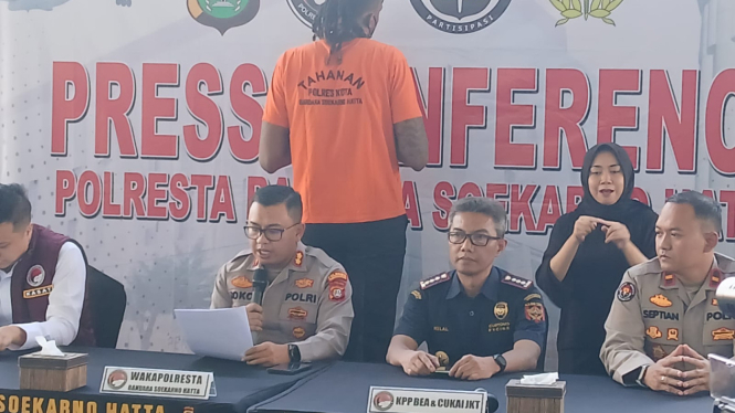 Jarred Dyawne Shaw dihadirkan saat konferensi pers narkotika di Polres Bandara Soetta