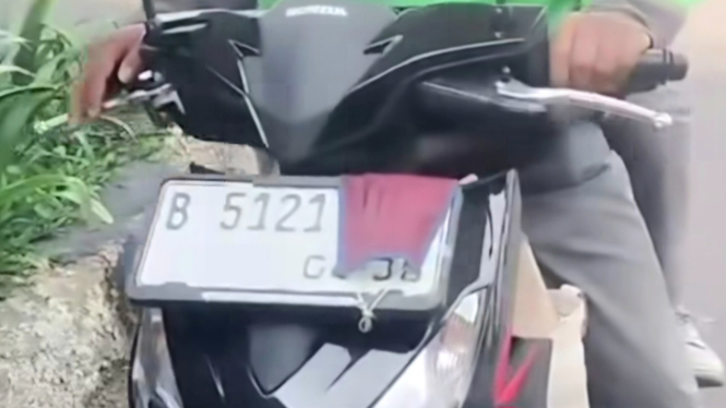 Pelat nomor ditutup masker