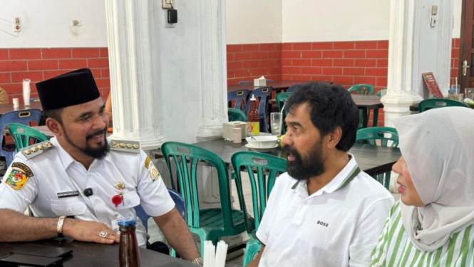 Muzakir Manaf saat disambut Bupati Aceh Timur Iskandar Usman Al Farlaky