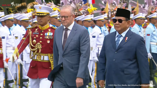 Presiden RI Prabowo Subianto dan PM Australia Anthony Albanese saat mengecek pasukan di Istana Merdeka, Jakarta Pusat (sumber: tangkapan layar YouTube Sekretariat Presiden)