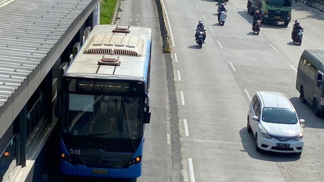 Penampakan Busway Transjabodetabek Rute Bekasi-Cawang di Halte Cawang Sentral, Jakarta Timur