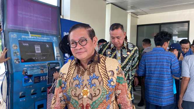 Gubernur DKI Jakarta Pramono Anung di Halte Cawang Sentral UKI, Jakarta Timur setelah meresmikan Busway Transjabodetabek rute Bekasi-Cawang