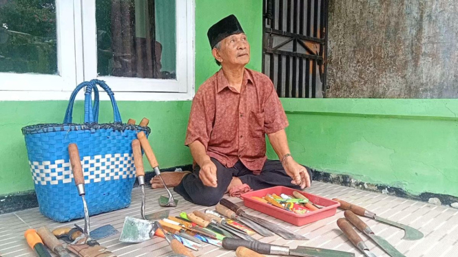 Lujeng Hadi Taryono (74) menabung 30 tahun demi naik haji.