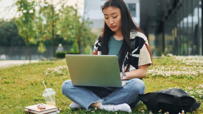 Ilustrasi mahasiswa main laptop