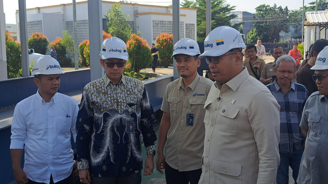 Wakil Menteri Pertanian Sudaryono bersama Pemimpin Wilayah Perum Bulog Jabar, Mohamad Alexander meninjau Sentra Penggilingan Padi (SPP) di Karawang, Jawa Barat.