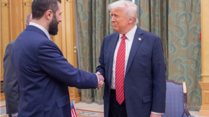 Presiden Donald Trump bertemu dengan Presiden sementara Suriah, Ahmed al-Sharaa (AP Photo)