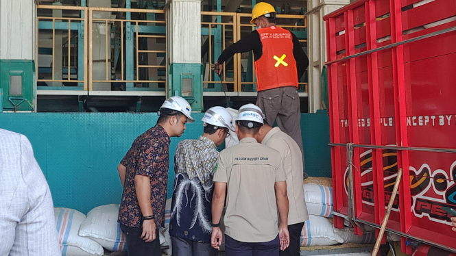 Wakil Menteri Pertanian Sudaryono bersama Pemimpin Wilayah Perum Bulog Jabar, Mohamad Alexander meninjau Sentra Penggilingan Padi (SPP) di Karawang, Jawa Barat.