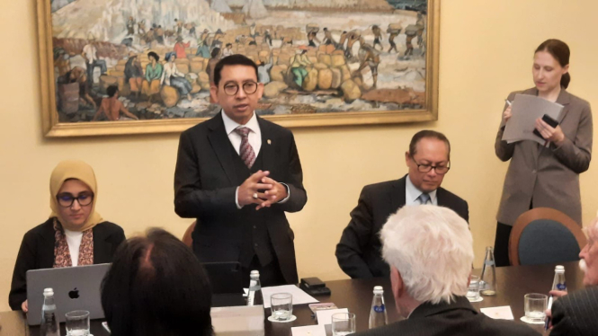Menteri Kebudayaan Fadli Zon mengadakan diskusi bersama para Indonesianis—akademisi, senator, peneliti, dan pecinta budaya Indonesia asal Rusia—di Wisma Indonesia, Moskow, pada Rabu, 14 Mei 2025. (Doc: Kementerian Budaya)