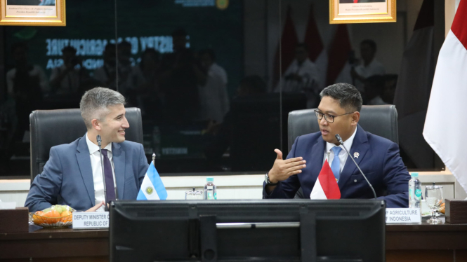 Wakil Menteri Pertanian Argentina, Agustin Tejeda Rodriguez dan Wakil Menteri Pertanian Indonesia Sudaryono (dok: Kementan)