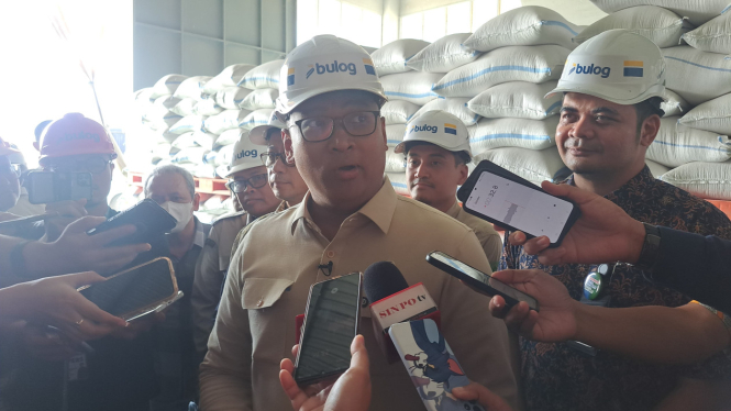 Wakil Menteri Pertanian (Wamentan) Sudaryono di Sentra Penggilingan Padi (SPP) Bulog Karawang, Jawa Barat 