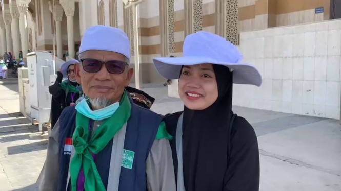 Inayatul bersama bapaknya di lokasi Jabal Uhud, Madinah