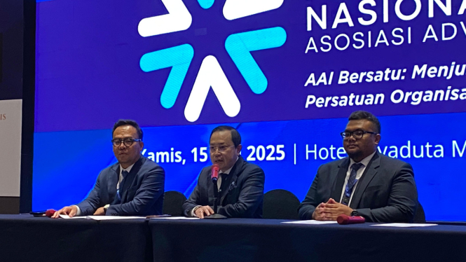 Ketua Umum AAI Arman Hanis ditemani jajarannya saat konferensi pers Munaslub di Menteng, Jakarta Pusat pada Kamis 15 Mei 2025