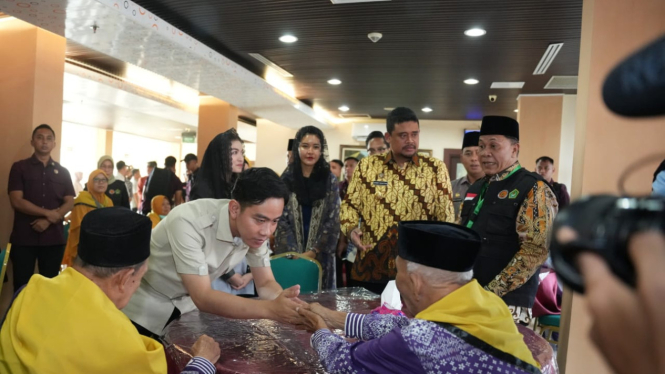 Wakil Presiden RI, Gibran Rakabuming Raka saat meninjau pelepasan Jemaah haji kloter 12 di Asrama Haji Medan.(dok Pemprov Sumut)