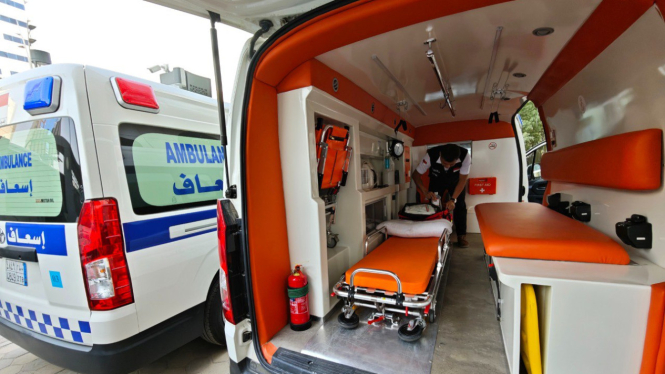 Perlengkapan ambulans di Klinik Kesehatan Haji Indonesia di Mekah