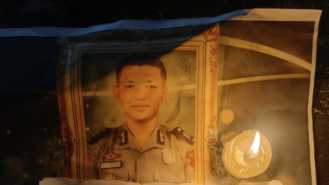 Aksi bakar lilin oleh sejumlah mahasiswa di depan Polda NTB mendesak polisi mengungkap kematian Brigadir Nurhadi (Satria)