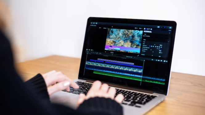 Ilustrasi edit video di laptop