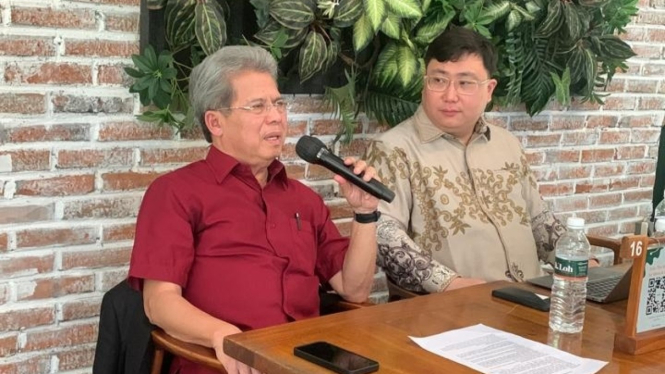 Kuasa Hukum WN Amerika Serikat Richard Todung Mulya Lubis (kiri) dan Damian Agata Yuventus (kanan).