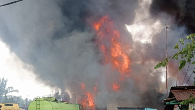 Gudang Minyak Ilegal Terbakar di Kecamatan Jambi Timur,Kota Jambi 