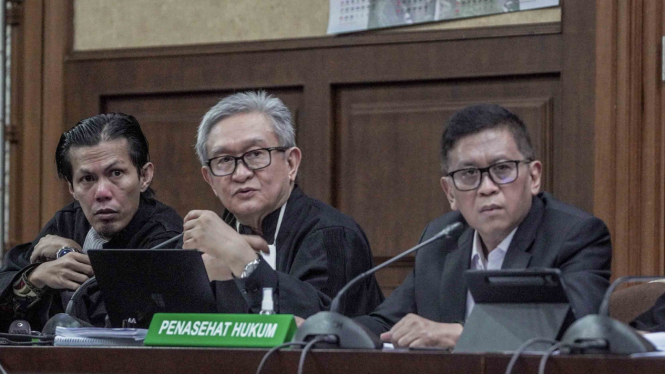 Hasto Kristiyanto dan tim kuasa hukum dalam persidangan.