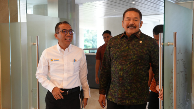  Jaksa Agung ST. Burhanuddin menerima kunjungan dari Mendiktisaintek Brian Yuliarto.