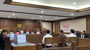 Tiga terdakwa kasus dugaan korupsi pengadaan APD Covid-19 di Kemenkes RI ketika mendengar tuntutan dari jaksa di ruang sidang Pengadilan Tipikor pada PN Jakpus
