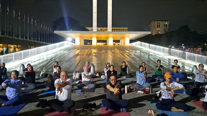 Gubernur Jakarta Pramono Anung ikut yoga sebelum peresmian Taman Lapangan Banteng beroperasi 24 jam