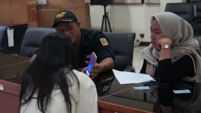 Satpol PP Bogor tangkap 11 wanita diduga PSK MiChat