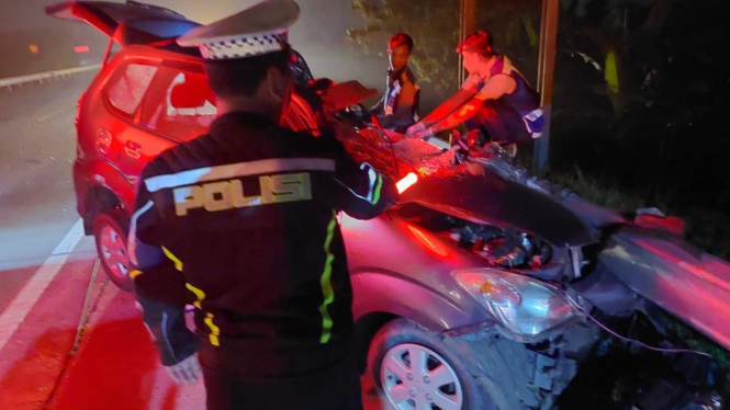 Mobil Avanza ringsek setelah mengalami kecelakaan maut di Tol Gempol Pasuruan. (Foto: Dilantas Polda Jatim)