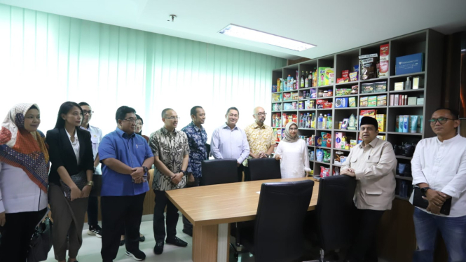 Direktur Utama ID Survey Arisudono Soerono bersama jajaran Direksi PT Sucofindo