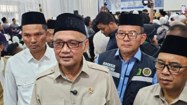Kepala BPH RI, KH Moch. Irfan Yusuf Hasyim usai melepas jemaah haji kloter 1 di embarkasi Aceh. VIVA/Dani Randi