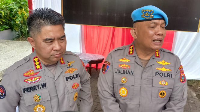Kepala Bidang Humas Polda Sumut Kombes Ferry Walintukan (kiri) dan Kepala Bidang Propam Polda Sumut, Kombes Pol Julihan Muntaha saat memberikan keterangan pers terkait pemeriksaan 2 oknum perwira Polres Asahan (B.S.Putra/VIVA)