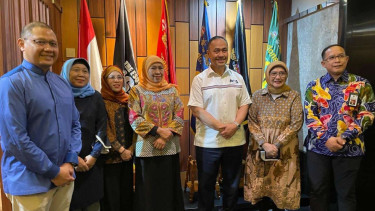 Pendiri ESQ Corp, Ary Ginanjar Agustian bersama  Gubernur Jawa Timur, Khofifah 