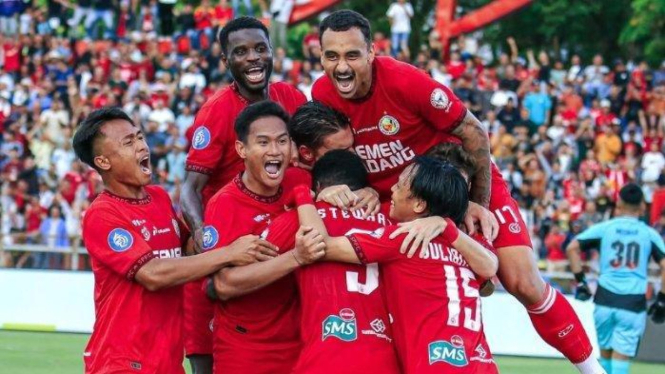 Semen Padang merayakan gol