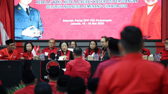 [Ketua Umum PDIP, Megawati Soekarnoputri, bersama para Kepala/Wakil Kepala Daerah PDIP di Sekolah Partai DPP PDI Perjuangan, kawasan Lenteng Agung, Jakarta Selatan, Minggu, 18 Mei 2025]