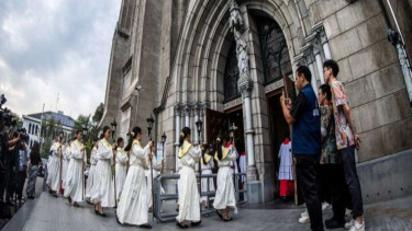 Sejumlah Putri Altar berjalan saat Misa Syukur Pelantikan Paus Leo XIV.