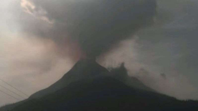 Gunung Lewotobi Laki-Laki di Kabupaten Flores Timur (Flotim) NTT saat erupsi.