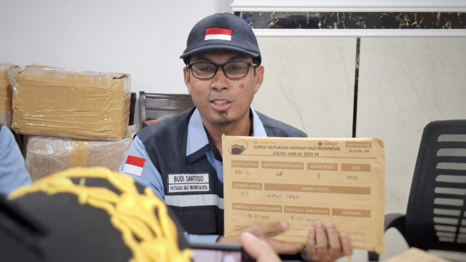 Tim BPS Budi Santoso saat menunjukkan kuisioner untuk jemaah di Madinah