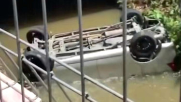Toyota Avanza terjun dan terbalik di saluran irigasi di Aceh