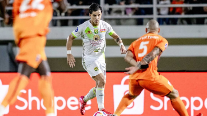 Bruno Moreira Berusaha Melewati Pemain Borneo FC (Sumber: Instagram Persebaya)