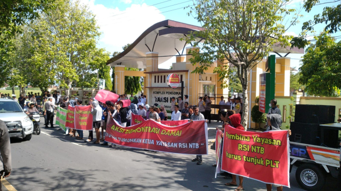 Demo aliansi masyarakat NTB peduli terkait polemik yayasan RSI NTB
