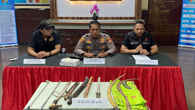 Konferensi pers Polres Jaksel soal penangkapan preman berkedok juru parkir. Kasie Humas Polres Metro Jaksel Kompol Murodih (tengah), Kanit Resmob Satreskrim Polres Metro Jaksel AKP Bima Sakit (kiri)