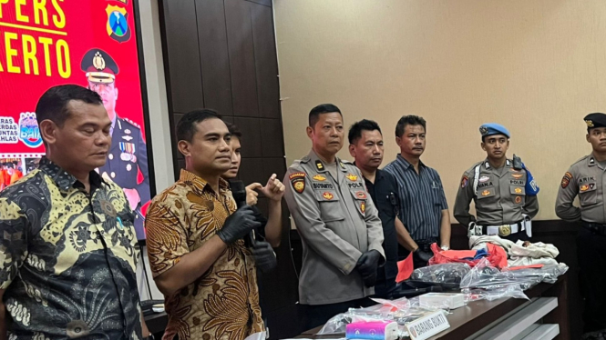 Polisi merilis kasus pemerasan oleh seorang duda selingkuhan istri korban di Polres Mojokerto. (Foto: M Lutfi Vermansyah/Viva Jatim)
