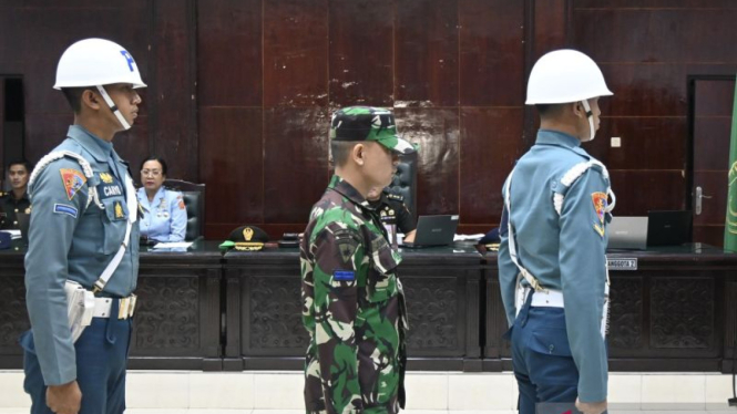 Terdakwa Kelasi Satu Jumran (berdiri tengah)