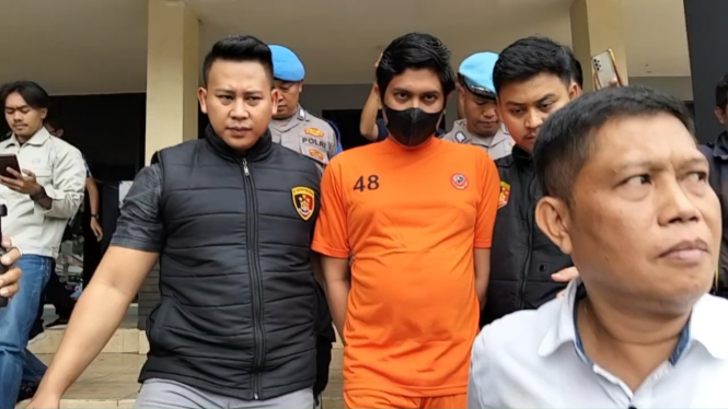 Tersangka dr MSF digiring Anggota PPA Sat Reskrim Polres Garut